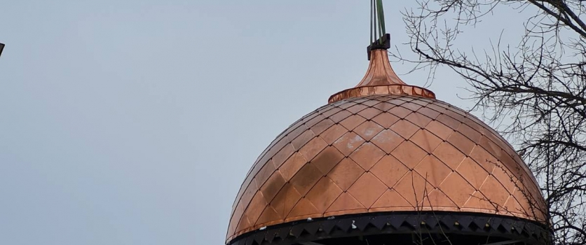 Поднятие купола в Михайловском храме
